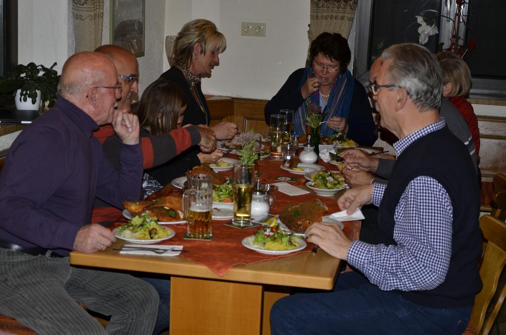 Pension Zum Grunen Wald Hotel Feuchtwangen Eksteriør billede